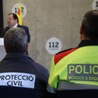 Dos agentes de Protección Civil y de los Mossos d'Esquadra en la rueda de prensa de este miércoles sobre las novedades del PLASEQTA, con el conseller de Interior, Joan Ignasi Elena, en el fondo