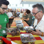 Un visitant calibra la qualitat de les figues abans de comprar una caixa d’un quilo a 5 euros.