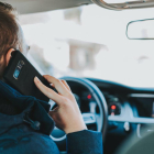 Imatge d'un conductor parlant pel mòbil.