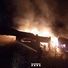 Efectius dels Bombers treballant ahir de matinada en l’incendi d’un paller a Vilamitjana.