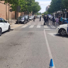 El accidente se produjo a las 12.30 horas en este paso de cebra elevado de la calle Camí de Picos. 