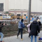 Els opositors a ubicar l'alberg a les sitges van llançar ous contra les màquines de l'empresa encarregada de la demolició.