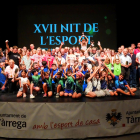 Foto de família amb tots els premiats durant la Nit de l’Esport de Tàrrega.