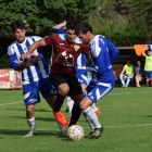 Un jugador de La Seu d’Urgell trata de superar a dos rivales en una jugada del partido.