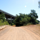 Puente desde el que saltaron ayer los dos presuntos ladrones en la AP-7 en Sant Julià de Ramis. 