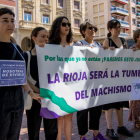 Un moment d’una de les concentracions celebrades ahir a Logronyo per la dona assassinada.