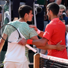 Alcaraz y Djokovic se saludan al final del partido.