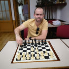 Aramís Álvarez, ayer en las instalaciones del Club Escacs Lleida donde impartirá clases este mes.