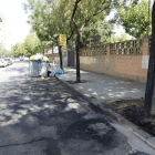 Restos de los contenedores quemados y árboles dañados ayer en la calle Hostal de La Bordeta. 