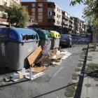 Caixes al costat d’un contenidor de paper i cartró a la plaça Santa Maria Magdalena (Clot).