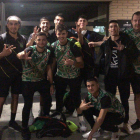 Jugadores del Balàfia celebran la victoria tras el partido.