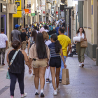 El Eix Comercial de Lleida, una arteria repleta de tiendas, en el inicio de la campaña de rebajas.