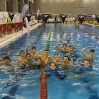 Los nadadores del CN Lleida que consiguieron el ascenso el pasado año junto a sus técnicos Josep Maria Rojano y Erika Espejo.