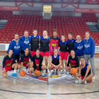 Las jugadoras del Cadí, ayer en la pista del Benfica, donde hoy se juegan seguir en Europa.