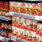 Diversos productes de salsa de tomàquet en un supermercat de Barcelona