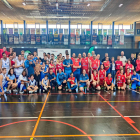 Foto de familia de los equipos participantes en la Lliga Interclubes de baloncesto de la ACELL y autoridades presentes en la clausura.