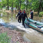 Rescatistes ucraïnesos arrosseguen un pot per evacuar civils atrapats per la inundació.