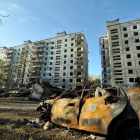 Un edifici i un cotxe destrossats a Zaporíjia.