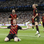 De Bruyne celebra el gol que marcó, ante la presencia de su compañero Haaland.