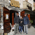 Los tres jóvenes socios del restaurante cooperativo vegetariano que han abierto en Montardit de Baix (Sort).