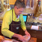 Un carnisser de la Seu d'Urgell, introduint part de la compra d'un client en una carmanyola.