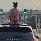 Multen una dona que anava asseguda sobre el sostre d'un cotxe a Marbella