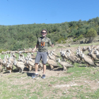 El experto en ornitología que participó en las Jornadas de Lleida ayer entre buitres en Buseu.