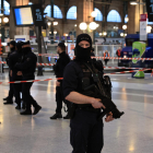 Agents de la policia gal·la a l’estació Gare du Nord de París.