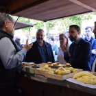 Jordi Fàbrega, Mireia Font, Torrent i Viaplana, ahir degustant formatges a la Seu d’Urgell.