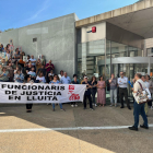 Concentració ahir de funcionaris davant de l’Audiència de Lleida.