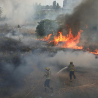 Efectivos de los Bomberos de la Generalitat trabajaron ayer en la extinción del fuego que calcinó matojos y cañas junto a la LL-11. 