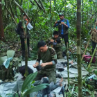 Fotografía cedida hoy por las Fuerzas Militares de Colombia que muestra a soldados e indígenas mientras atienden a los niños rescatados tras 40 días en la selva, en Guaviare (Colombia)