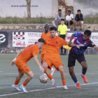 Un jugador del Tàrrega intenta robar-li la pilota a un oponent de l’Atlètic Lleida.