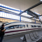 Un tren AVE a l’estació de Lleida-Pirineus.