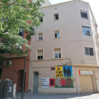 Mural en un edificio okupado. El edificio okupado ubicado en la esquina de las calles Manuel de Montsuar y Rosa Parks, bautizado como Bloc Àlex de Sàrraga, cuenta el pasado fin de semana con un mural en su fachada.