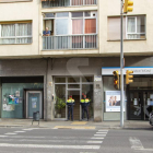 El edificio donde los Mossos han encontrado el cadáver, en el número 80 de la avenida Alcalde Porqueres de Lleida.