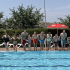 Bañistas en las piscinas de Claravalls que hicieron el tradicional salto para sumarse a la iniciativa para luchar contra la Esclerosis Múltiple.