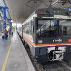 Un tren de la serie 470 a punto de partir ayer hacia Barcelona desde la estación de Lleida ciudad. 