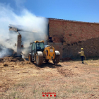Cremen 1.500 m² de bales de palla i maquinària a Vilamitjana