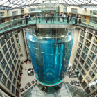 Estalla en Berlín el mayor acuario cilíndrico mundial por posible deterioro