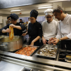 Alumnes de l’Escola d’Hoteleria de Lleida van preparar ahir els menús que se serviran diumenge.