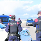 Imagen de archivo de un control con varias patrullas de los Mossos d’Esquadra en Almacelles. 