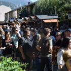 El recinto donde se encontraban las paradas de quesos, lleno de visitantes durante la jornada de ayer.