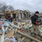 Vecinos rescatan enseres personales de los restos de sus viviendas tras el masivo ataque.