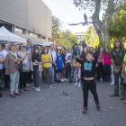 El certamen reunió más de medio centenar de expositores (izquierda) y la liberación de un cernícalo por parte de los Agents Rurals (derecha). 