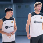 Pedri y Marcos Alonso, ayer en la primera sesión de trabajo del FC Barcelona.