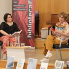 La periodista de SEGRE Anna Sàez y la historiadora y escritora Antonieta Jarne, ayer durante la tertulia.