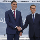 Sánchez y Feijóo dándose la mano antes de empezar el único cara a cara de la campaña electoral de las elecciones generales del 23 de julio.