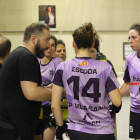 El técnico Lluís Rodero da instrucciones a las jugadoras durante el partido del domingo.
