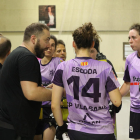 El tècnic Lluís Rodero dona instruccions a les jugadores durant el partit de diumenge.